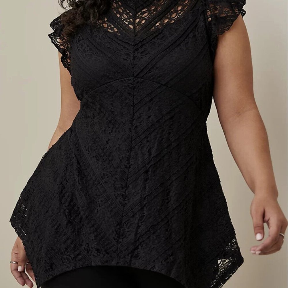 Babydoll Lace Crew Neck Sharkbite Hem Top, NWT! Size 4X, 26W plus Black